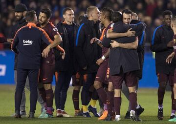 Los jugadores del Barcelona celebraron el título de Liga en el césped de Riazor