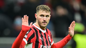 Soccer Football - Champions League - Knockout Phase Playoff - Second Leg - AC Milan v Feyenoord - San Siro, Milan, Italy - February 18, 2025 AC Milan's Santiago Gimenez celebrates scoring their first goal REUTERS/Daniele Mascolo