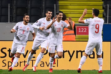 0-1. Carlos Soler celebra el primer gol.