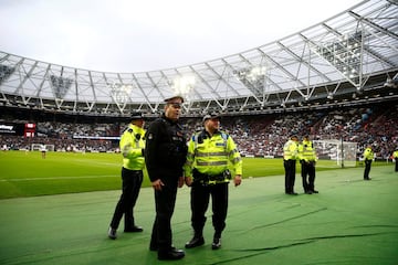 Tras la derrota de 0-3 ante el Burnley, seguidores de los Hammers ingresaron al campo para recriminar a sus jugadores.