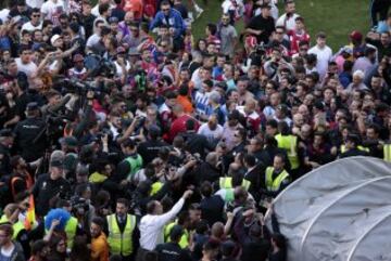 Los jugadores del Barcelona celebran el título de Liga.