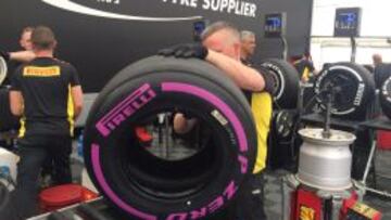 Un mecánico de Pirelli trabaja con el nuevo neumático ultrablando.