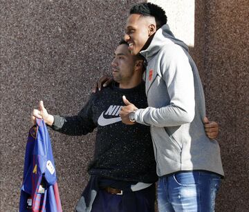 A pesar de la intención de la gente de seguridad por sacar al hincha. Mina lo saludó posó para la foto y también le dio tiempo para sacarse una selfie