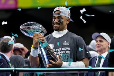 Jalen Hurts es una de las personas más buscadas en Google debido a su estatus como quarterback estrella de los Philadelphia Eagles en la NFL. La razón principal de su fama es que lideró a su equipo a ganar la Super Bowl LIX (2025), siendo nombrado MVP de ese partido. Además de ser el jugador con el contrato más caro de la historia de la liga (en el momento de su firma), su estilo de juego de "doble amenaza" (pase y carrera) lo convierte en una de las figuras más dinámicas y debatidas del fútbol americano. La historia de superación de Hurts, quien fue relegado en la universidad y criticado como profesional, también atrae una enorme atención mediática.