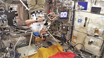 Un astronauta de verdad entrenando para subir a la ISS con unas gafas de VR