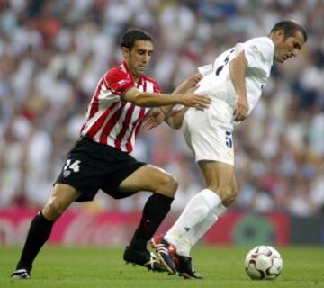 Luis Prieto tuvo un duro encuentro con los atacantes madridistas. En la imagen, Zidane protege el balón ante el acoso del zaguero rojiblanco
