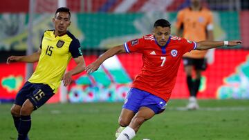 Futbol, Chile vs Ecuador.
Eliminatorias a Catar 2022.
El jugador de la seleccion chilena Alexis Sanchez, derecha, disputa el balon con Angel Mena de Ecuador durante el partido clasificatorio al mundial de Catar 2022 realizado en el estadio San Carlos de Apoquindo de Santiago de Chile.
16/11/2021
Andres Pina/Photosport
Football, Chile vs Ecuador.
2022 Qatar World Cup qualifier match.
Chile's player Alexis Sanchez, right, vies for the ball against Angel Mena of Ecuador during the 2022 Qatar World Cup qualifier match held at the San Carlos de Apoquindo stadium in Santiago, Chile.
16/11/2021
Andres Pina/Photosport