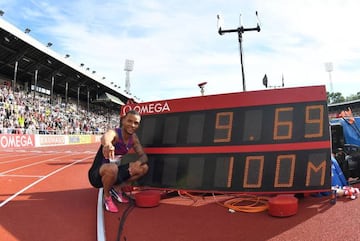 De Grasse posa con el cronómetro de su 9.69.