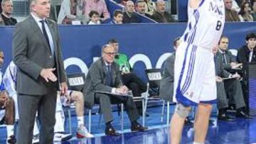 <b>SOSEGADO. </b>Molin observa desde el banquillo, con su habitual tranquilidad, el intento triple de Suárez.