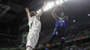 Edwin Jackson se levanta para anotar: puntería y físico para 22 puntos de media.