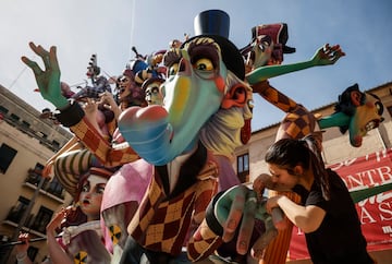 Una artista fallera ultima los detalles de la Falla El Pilar. Con un clima casi veraniego, Valencia está viviendo la semana grande de las Fallas.