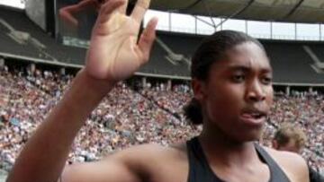 La atleta sudafricana Caster Semenya celebra haber ganado la carrera de 800 metros en la reunión de Berlín.