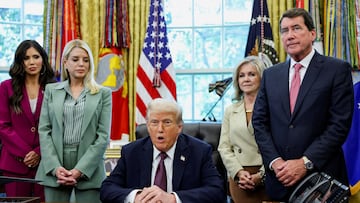 U.S. President Donald Trump, accompanied by U.S. Homeland Security Secretary Kristi Noem, U.S. Attorney General Pam Bondi, U.S. Senators Marsha Blackburn (R-TN) and Bill Hagerty (R-TN), speaks during an event to sign a memorandum to send federal resources to Memphis, Tennessee, for a surge against local crime, in the Oval Office at the White House in Washington, D.C., U.S., September 15, 2025. REUTERS/Jonathan Ernst REFILE - CORRECTING THE TITLES OF BLACKBURN AND HAGERTY FROM "TENNESSEE SENATORS" TO "U.S. SENATORS".