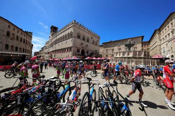 Los ciclistas antes de la etapa de hoy en Perugia. 