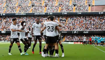 Los jugadores del Valencia celebran con Hugo Duro el primer tanto del encuentro. 