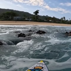 Mason Ho surfea con precisión quirúrgica entre rocas