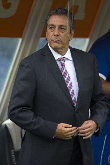 Tomás Boy, de pie, en su área técnica.