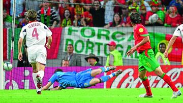 Portugal&#039;s Nuno Gomes (R) scores past Spain&#039;s David Albelda (L) and goalkeeper Iker Casillas in their Euro 2004 Group A soccer match at the Jose Alvalade Stadium in Lisbon, June 20, 2004.  REUTERS/Kai Pfaffenbach
 PUBLICADA 21/06/04 NA MA06 4COL