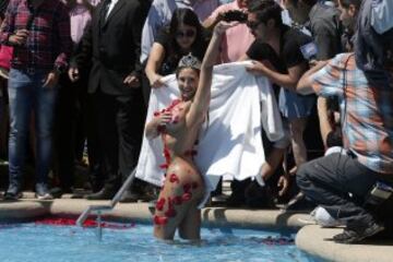 La modelo Nicole Moreno, más conocida como Luli Love, realiza el tradicional piscinazo como reina del Festival de la Canción de Viña del Mar en la piscina del hotel O'Higgins