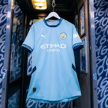 Para la temporada 2024/25, la equipación será usada por todos los equipos que representen al Club, incluidos los equipos de la Premier League y la Barclays Women’s Super League dirigidos por Pep Guardiola y Gareth Taylor. Esta temporada, se puede ver el número 0161 entretejido en los llamativos adornos de la primera equipación 24/25. Es código un código telefónico pero también se puede ver en farolas, impreso en camisetas e incluso tatuado en personas.