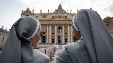 Varias monjas rezan el rosario tras la muerte del Papa Francisco, a 21 de abril de 2025, en la Ciudad del Vaticano, Roma (Italia). El Papa Francisco ha fallecido a las 7.35 horas de este lunes 21 de abril, a la edad de 88 años, en su residencia de la Casa Santa Marta del Vaticano. El cardenal Kevin Farrell, Camarlengo de la Cámara Apostólica, fue el encargado de anunciar en un vídeo, acompañado del secretario de Estado, Pitro Parolin, y el sustituto de la secretaria de Estado, Edgar Peña Parra, desde la Casa Santa Marta el fallecimiento del Papa Francisco.
21 ABRIL 2025
Stefano Spaziani / Europa Press
21/04/2025
