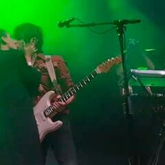 El romántico beso Yuya y Siddhartha en pleno concierto