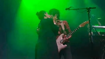 El romántico beso Yuya y Siddhartha en pleno concierto
