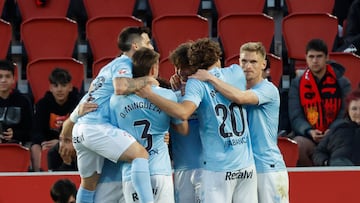 Los jugadores del Celta celebran el segundo gol de su equipo durante el partido de LaLiga entre el Mallorca y el Celta, este sábado en el estadio de Son Moix, en Palma. EFE/CATI CLADERA