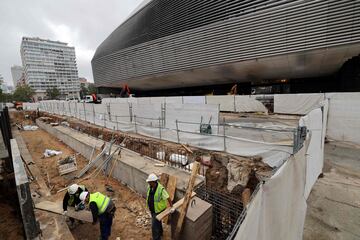 Trabajadores con sus maquinarias de construcción en los alrededores del Estadio Santiago Bernabéu.