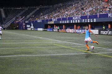 Dennis en su primer partido como titular.