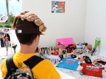 Otro aficionado observando las camisetas y diferentes regalos que las personas han ido dejando en las afueras del Marlins Park. 