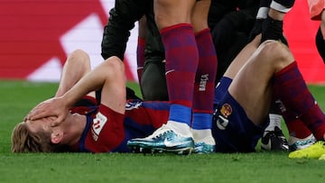 MADRID, 21/04/2024.- El centrocampista neerlandés del FC Barcelona Frenkie de Jong es atendido por los servicios médicos durante el partido de la jornada 32 de LaLiga EA Sports entre Real Madrid y FC Barcelona, disputado este domingo en el estadio Santiago Bernabéu de Madrid. EFE/Daniel González
