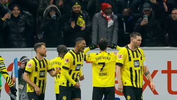 Giovanni Reyna celebra junto a los aficionados desplazados a Mainz el 1-2.