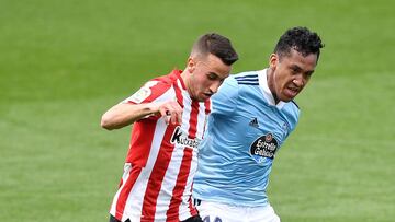 Renato Tapia presiona a Alex Berenguer durante el partido entre el Celta y el Athletic en Balaídos.