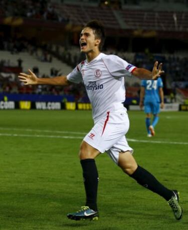 Estuvo en calidad de cedido en el Sevilla procedente del Barcelona en la 2014-15. 