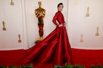 El actor y celebrity Eugene Lee Yang con un impresionante estilismo en rojo.