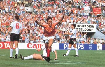 'La Naranja Mecánica' conquistaba en 1988 su primer gran trofeo de selecciones. Van Basten se había pasado gran parte de la temporada lesionado, pero gozaba de la confianza de Rinus Michels, su otro gran valedor (el principal lo fue Johan Cruyff). Sería la gran estrella del torneo con un golazo en la final contra la URSS. Un remate de primeras, casi sin ángulo, a centro de Arnold Mühren, que ayudaba a ganar el partido a los holandeses. 'El cisne de Utrecht' logró cinco goles en la Eurocopa y ese mismo año ganaría el Balón de Oro por primera vez.