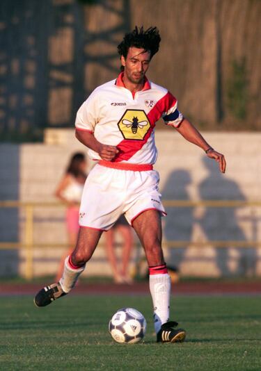 Jugó  de 1993 a 1997 en el Barcelona "B" y desde  1997 a 2004 en el Rayo Vallecano.