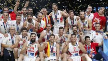 Los jugadores de la Selecci&oacute;n posan con el trofeo de campeones de Europa junto al rey Felipe VI.