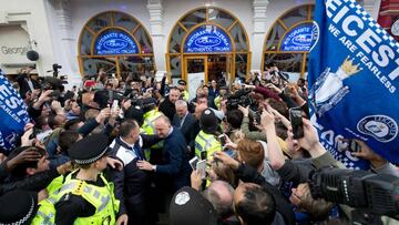 &Iacute;DOLOS. Los jugadores del Leicester comieron en un restaurante italiano de la ciudad, donde se reunieron miles de aficionados para celebrar el t&iacute;tulo junto a ellos. Ranieri, Okazaki, Morgan y Vardy, entre otros, fueron muy aclamados a su entrada y salida del local. Los hinchas, mientras, tambi&eacute;n se acercaron al estadio para comprar recuerdos de la haza&ntilde;a.
 