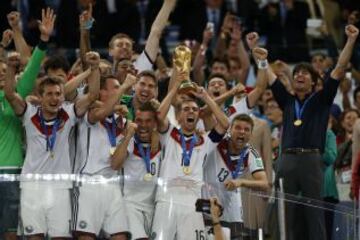 Alemania alza la tercera copa del mundo de su historia.