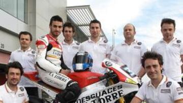 <b>UNA PIÑA. </b>Gelete y Pablo posan en Losail con el equipo y su piloto, Raffaele De Rosa.