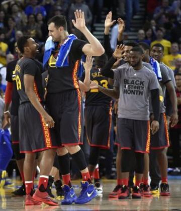 Los jugadores de los Golden State Warriors se felicitan.