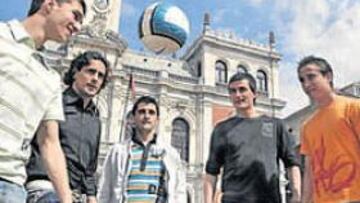 <b>La plantilla posó para AS en la Plaza Mayor</b> Valladolid será un fiesta mañana si se asciende. La celebración incluirá viaje en barco por el Pisuerga, visita al Ayuntamiento y baño en la Plaza de Zorrilla. Rafa, García Calvo, Víctor, Llorente, Asier y Álvaro Rubio calentaron motores con AS en la Plaza Mayor