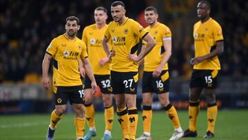 Saiss, con sus compañeros.