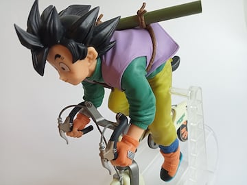 Figura de Goku en bicicleta por Banpresto