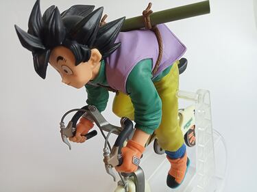Figura de Goku en bicicleta por Banpresto