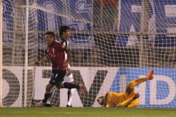 Mark González anota el 1-0 de Católica sobre Libertad