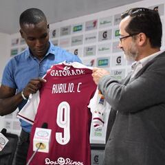 El hondureño Rubilio Castillo es presentado con Saprissa