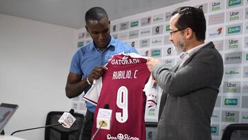 El hondureño Rubilio Castillo es presentado con Saprissa